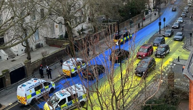У Лондоні біля посольства рф активісти намалювали величезний прапор України