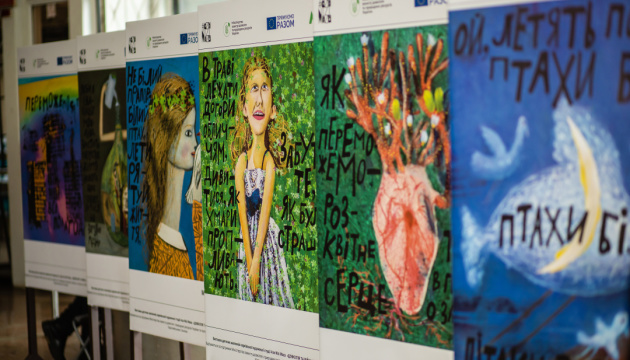На станції метро «Золоті ворота» відкрилась виставка малюнків «Довкілля та війна очима дітей»
