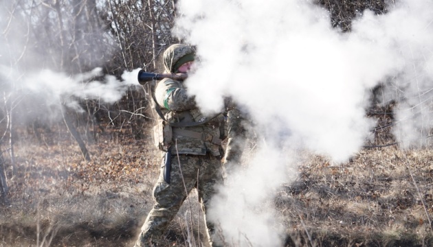 Guardias fronterizos ucranianos repelen tres ataques enemigos cerca de Bajmut
