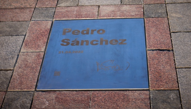 Develada una placa con el nombre del presidente del gobierno de España en el Callejón del Valor