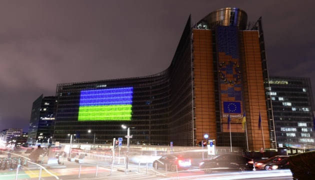 Будівлі ЄС підсвітили на знак пошани до стійкості українського народу