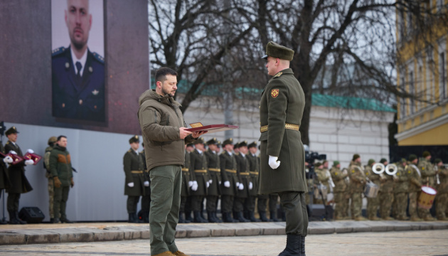 Зеленський вручив нагороди та бойові прапори військовим