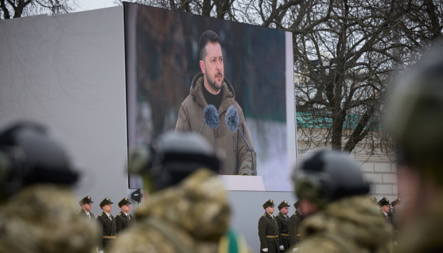 На Софійській площі в Києві вшанували хвилиною мовчання памʼять загиблих за Україну