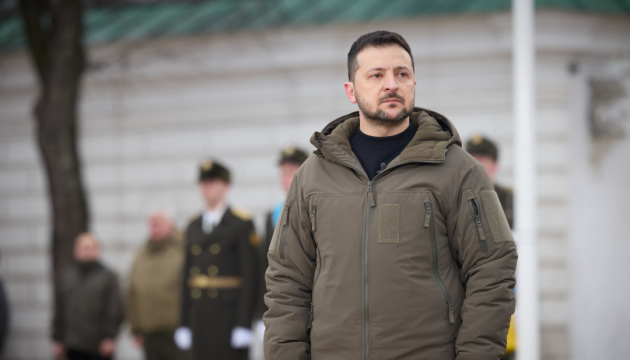 Président Zelensky : Les invincibles se sont levés pour combattre en février, les invincibles vaincront 