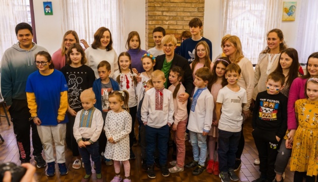 Президент Словенії завітала до Центру для розміщення українських громадян