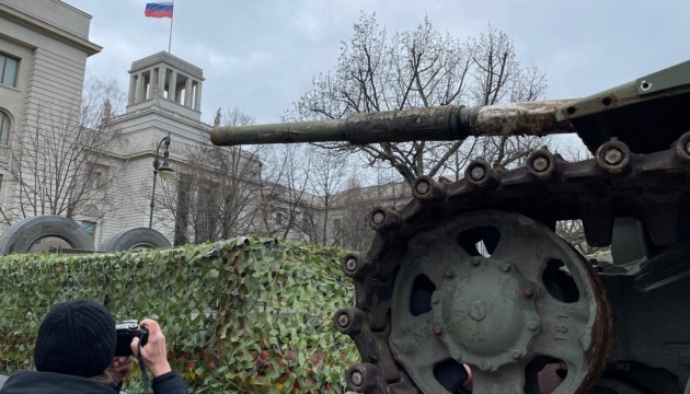 Підбитий російський танк виставили перед посольством рф у Берліні