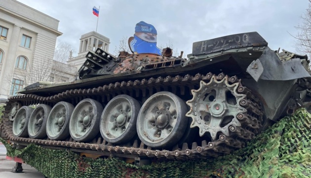 Берлін вимагає 806 євро за «паркування» танка перед посольством рф