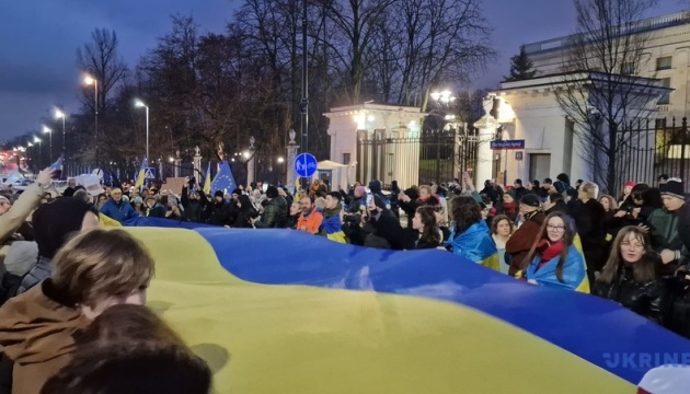 У Варшаві тисячі людей зібралися на акцію протесту під посольством росії