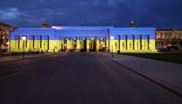 «Ворота героїв» у Відні засвітилися українськими кольорами