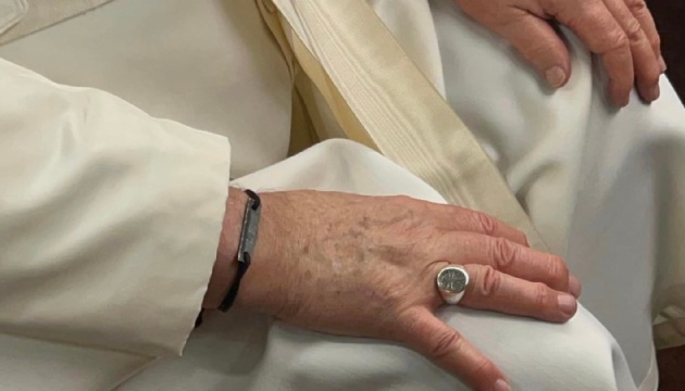 Папі Римському подарували браслет з «Азовсталі»