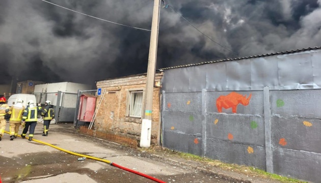 Paints and varnishes warehouse on fire in Kyiv