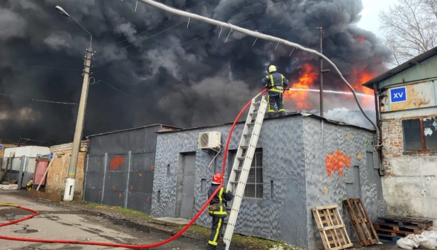 Rescuers localize fire in paints and varnishes warehouse in Kyiv