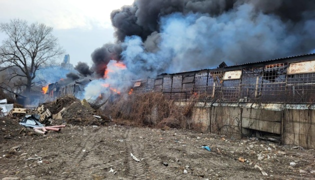 У Києві загасили пожежу на складі лакофарбувальних матеріалів - допоміг робот