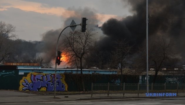 У Подільському районі Києва горить склад лакофарбувальної продукції