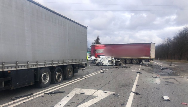 На Львівщині сталася ДТП за участі двох вантажівок та легковика, рух транспорту ускладнений
