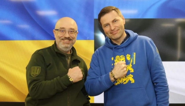 Resnikow trifft sich mit Verteidigungsminister Estlands Pevkur