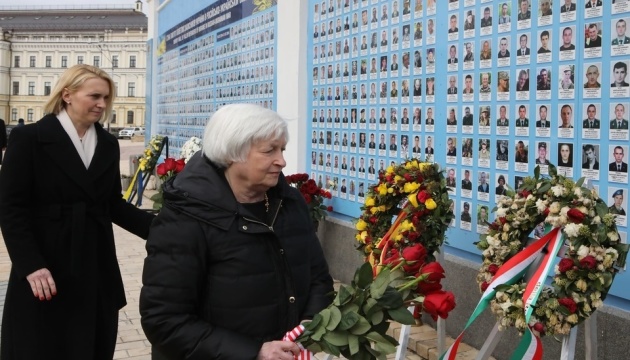 Міністр фінансів США вшанувала загиблих у війні з рф та відвідала київську школу