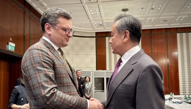 乌克兰外交部长库列巴与中国最高外交官王毅讨论恢复乌克兰和平的问题