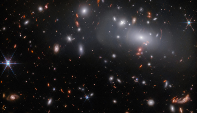 Телескоп James Webb показав велетенське скупчення галактик у сузір’ї Водолія
