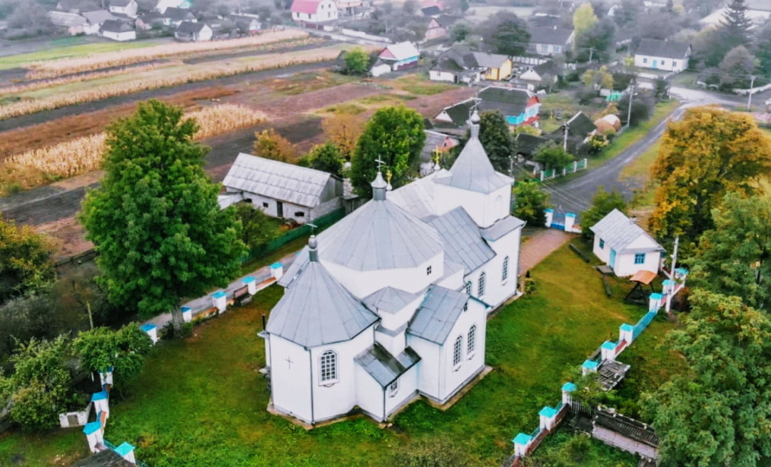 Відбудована після Другої Світової війни Свято-Михайлівська церква у селі Дюксин