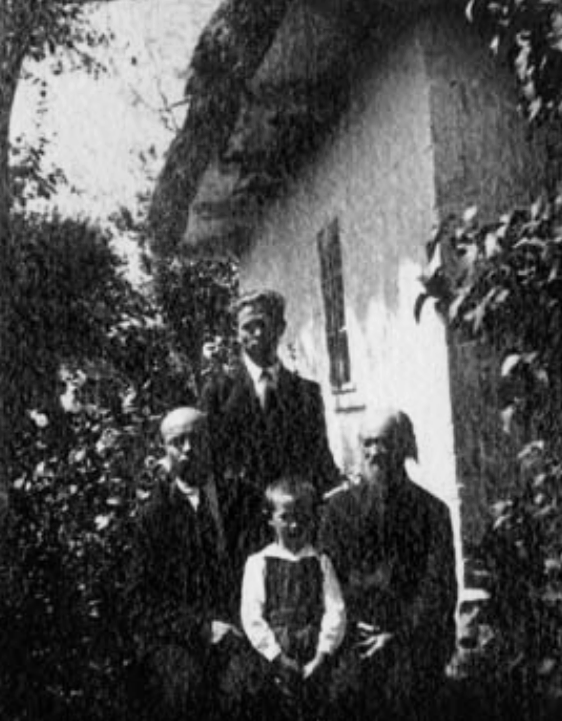 Ніл Хасевич, Анатолій Хасевич, батько Антон Іванович Хасевич та хлопчик Сашко біля батьківської хати, Дюксин, 1934 р.
