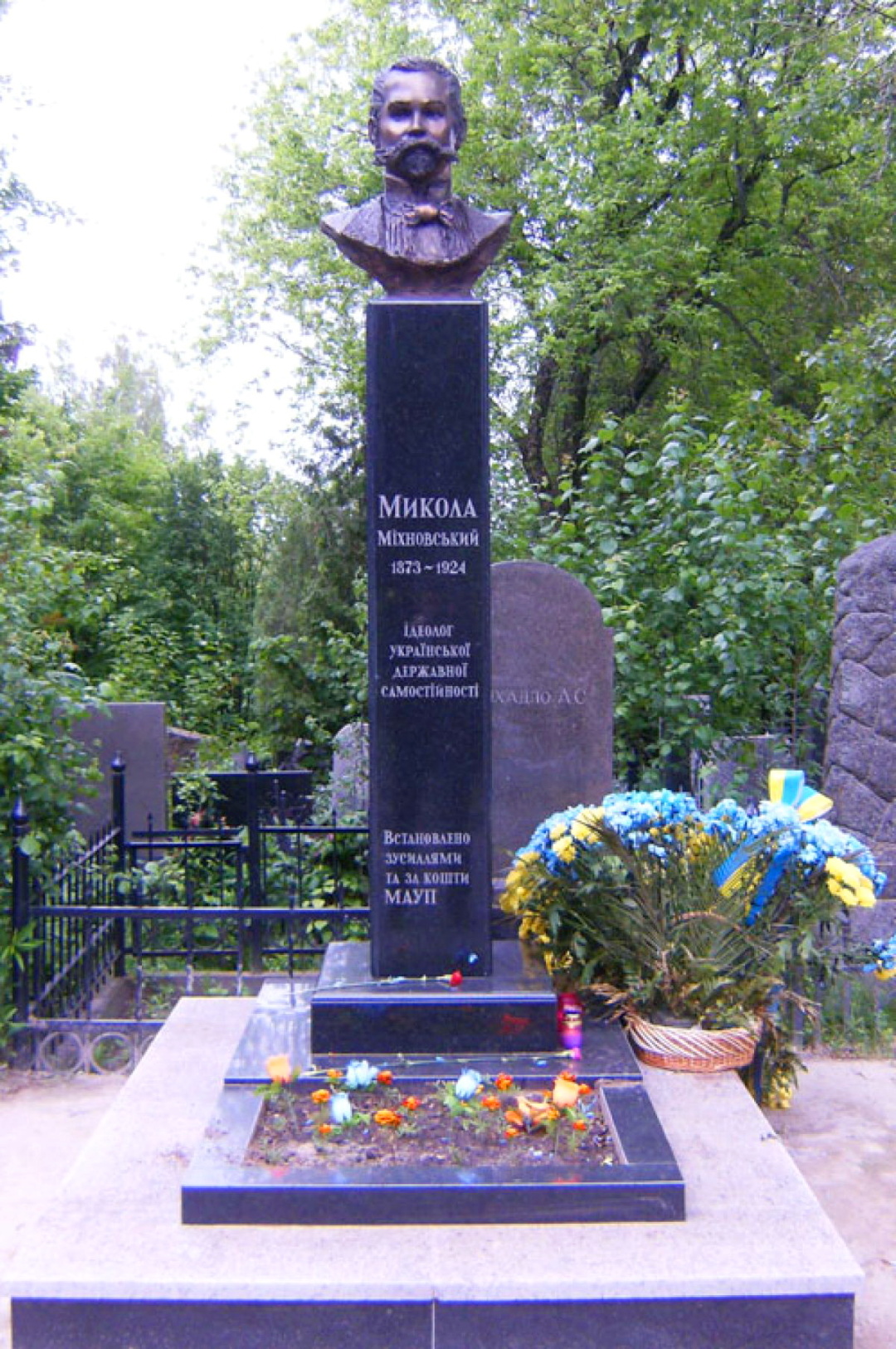Могила Миколи Міхновського на Байковому кладовищі