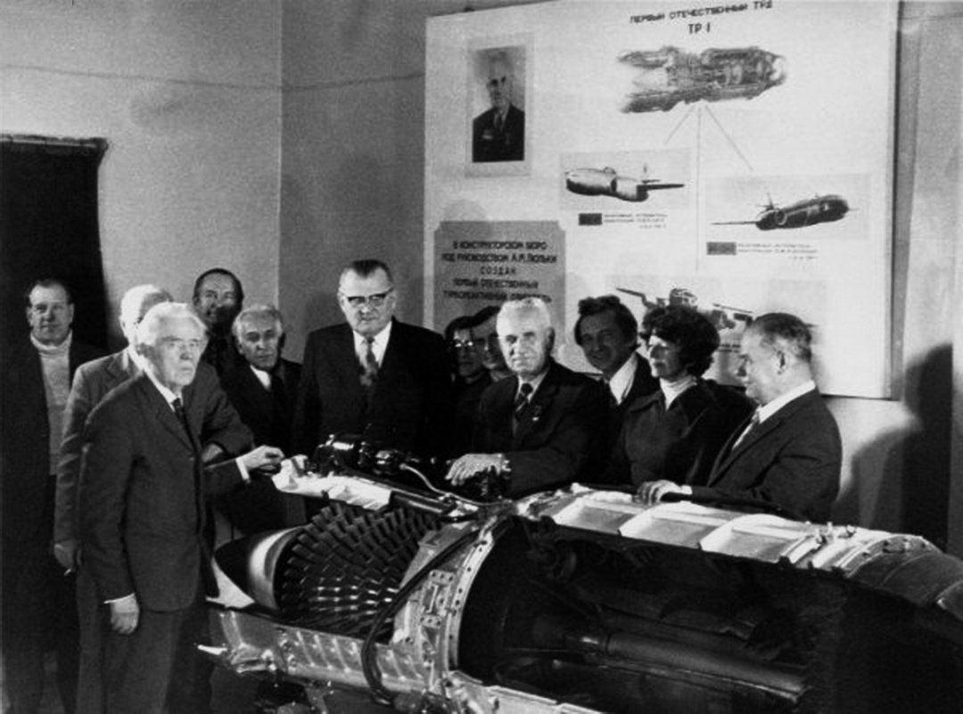 А.М. Люлька з групою працівників КБ біля макета першого вітчизняного ТРД ТР-1