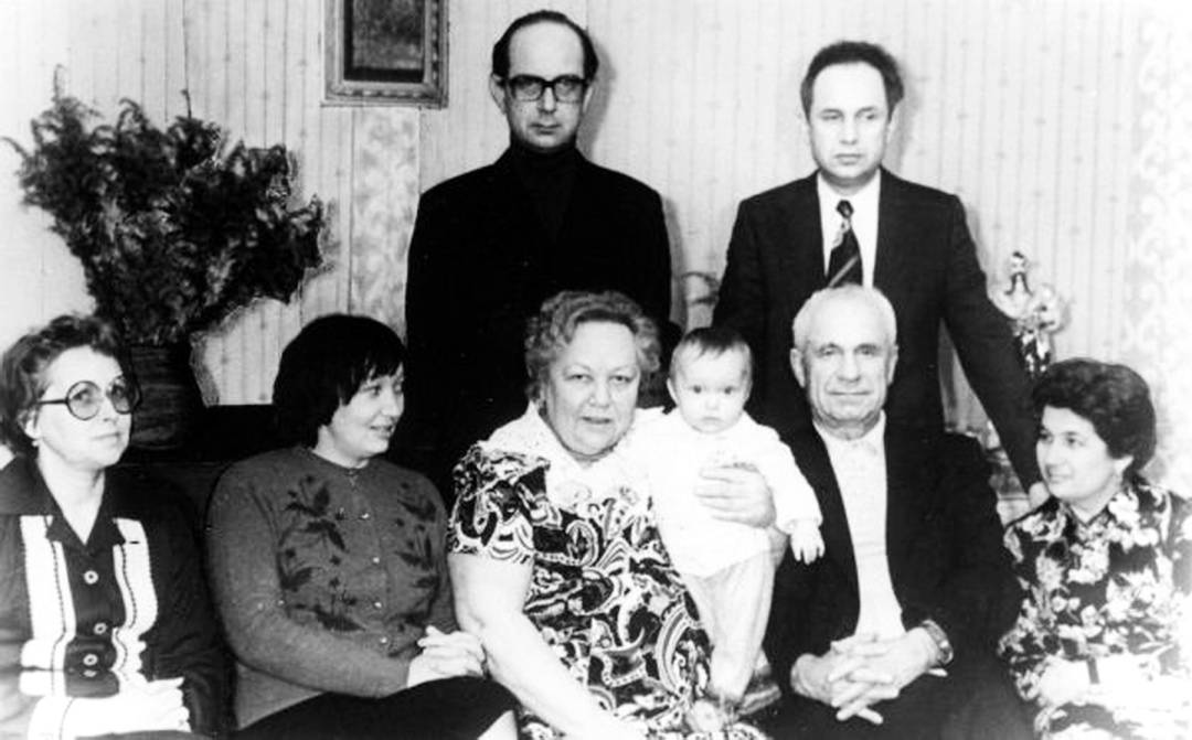 Архип Михайлович із родиною, онука Галя, звісно, ​​у центрі