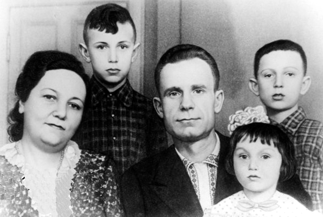 Архип Михайлович Люлька із дружиною Галиною Євгенівною та дітьми - В’ячеславом, Володимиром і Ларисою