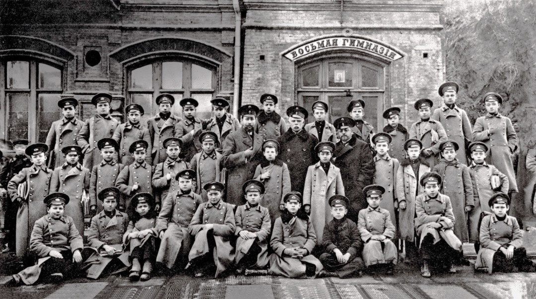 9-річний Сергійко Лифар - нижній ряд, третій, праворуч - серед учнів 8-ї Київської гімназії