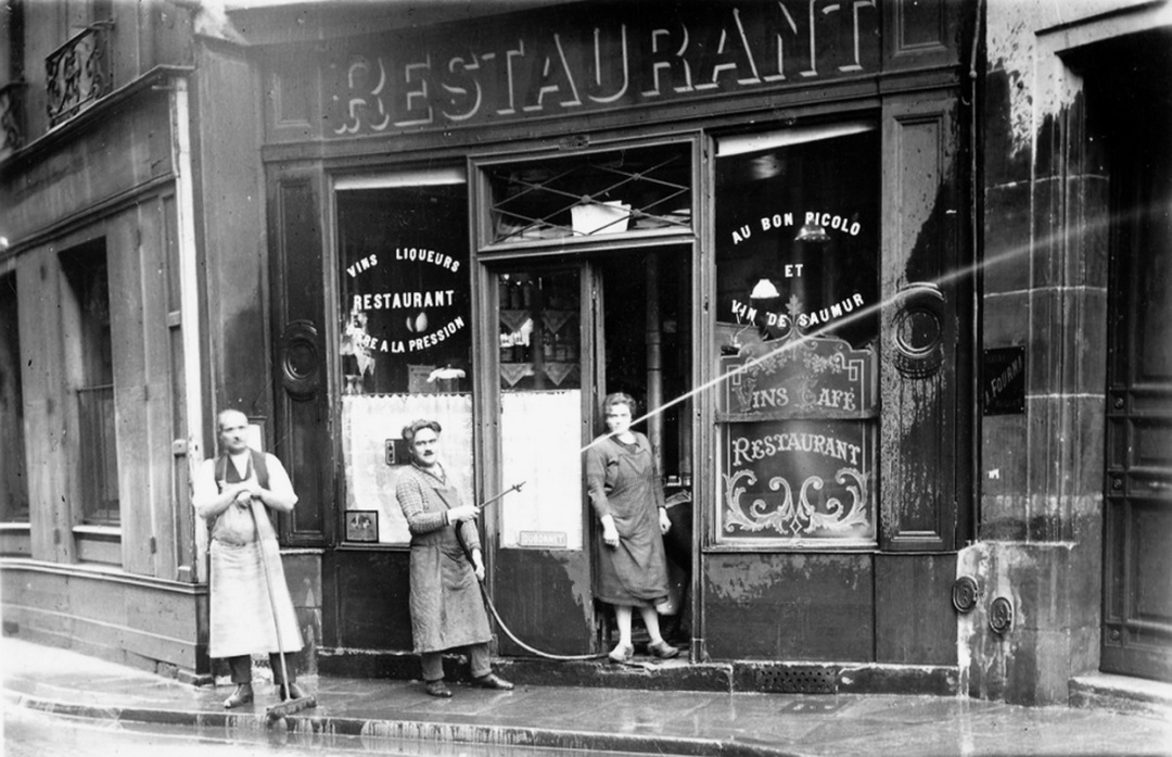 Ресторан на паризькій вулиці Нотр-Дам-де-Віктуар, 28, де перший час стололував киянин, 1925 р.