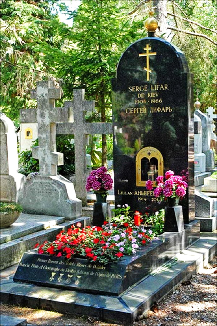 Могила Сержа Лифаря на російському цвинтарі Сен-Женев'єв-де-Буа під Парижем