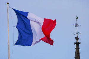 Парламент Франції провалив два голосування за недовіру уряду