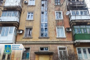 У Первомайському на Донеччині внаслідок обстрілу росіян поранена жінка