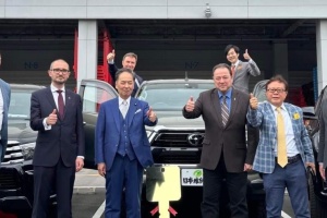 Японські депутати придбали 20 автівок для ЗСУ