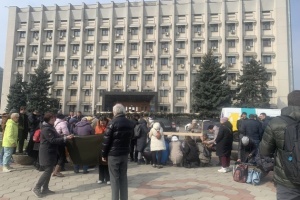 Одеські волонтери на знак протесту плели маскувальні сітки під будівлею облради
