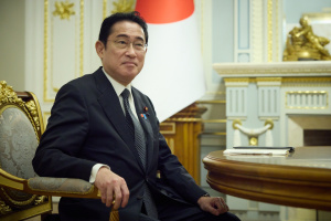 Рейтинг прем’єра Японії після візиту до Києва зріс на 5% - посол України