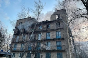 Внаслідок атаки дронами на Київщині пошкоджені гуртожитки, під завалами шукають людей