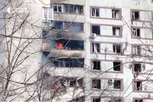 ウクライナ南部ザポリッジャの集合住宅に露軍ミサイル着弾