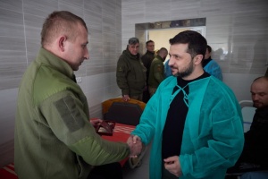 ゼレンシキー宇大統領、東部ドネツィク州で負傷軍人に叙勲