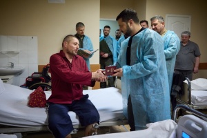 Zelensky visits wounded soldiers in Kharkiv region