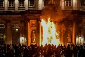 У Франції під час заворушень проти пенсійної реформи підпалили ратушу