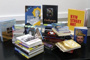 Розпочався збір книжок для розграбованої росіянами Херсонської бібліотеки ім. Гончара