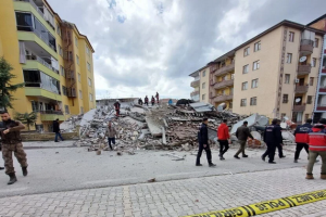 У Туреччині обвалилася п'ятиповерхова будівля, яка постраждала від землетрусів