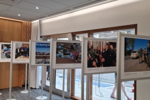У Варшаві презентували виставку та фотоальбом про війну в Україні