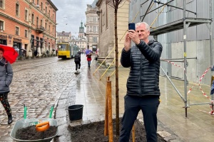 Американський історик Тімоті Снайдер посадив дерево у Львові
