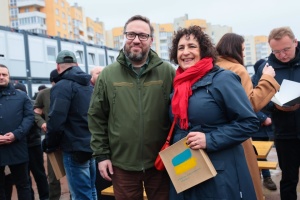 UK’s, Poland’s ambassadors visit displaced people in modular town in Lviv