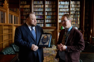 Стефанчук передав англомовну версію «Кобзаря» бібліотеці парламенту Британії