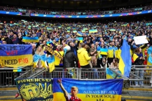 Українці попросили Британію надати Україні винищувачі під час футбольного матчу проти Англії