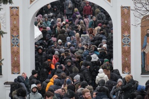 В останній день УПЦ МП у Лаврі зібралися близько тисячі вірян